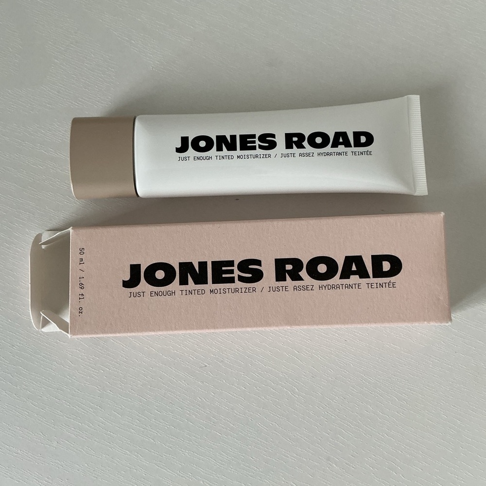 Jones Road Tinted Moisturizer in Porcelain